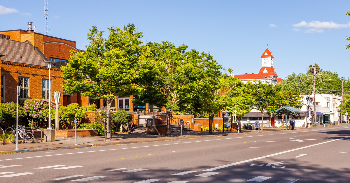 TheTravel_com_'s tweet card. This picturesque town is located in the Willamette Valley of Oregon, and it's easy to see why it's the most charming college town in the U.S.