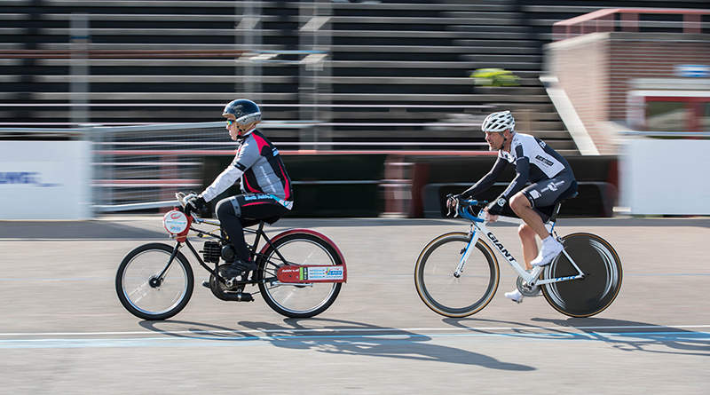 WielerbaanGL's tweet card. De 74-jarige Atty Duijn uit Eefde heeft als eerste een “werelduurrecord” achter de derny neergezet in de categorie 70+. Hij reed in een uur 42 km en 69 meter. Een klasse prestatie.