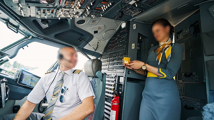 KannadaPrabha's tweet card. ವಾಷಿಂಗ್ಟನ್: ವಿಮಾನದಲ್ಲಿ ಗಗನಸಖಿಯಾಗಿ ಕೆಲಸ ಮಾಡುತ್ತಿದ್ದ ಯುವತಿಯೊಬ್ಬಳು ಕಾಕ್ ಪೀಟ್ ನ ಕರಾಳ ರಹಸ್ಯಗಳನ್ನು ಬಟಾ ಬಯಲು ಮಾಡಿರುವ ವಿಚಾರ ವ್ಯಾಪಕ ವೈರಲ್ ಆಗುತ್ತಿದೆ.ವಿಮಾನದಲ್ಲಿ ಗಗನಸಖಿಯಾಗಿ