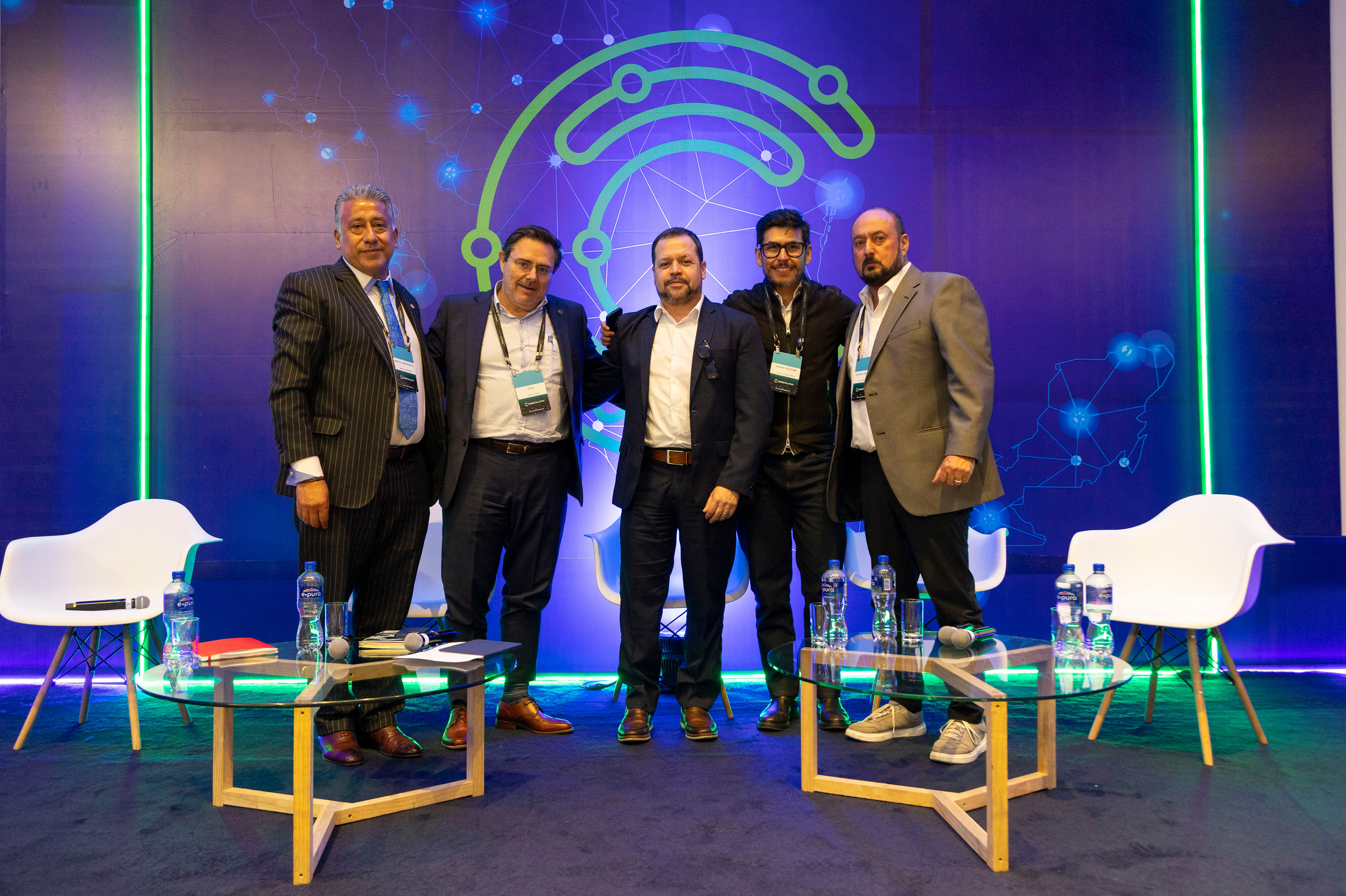 conecta_latam's tweet card. El cierre de la brecha digital en México necesita enfocarse en tres temas: económico, educativo y de conectividad