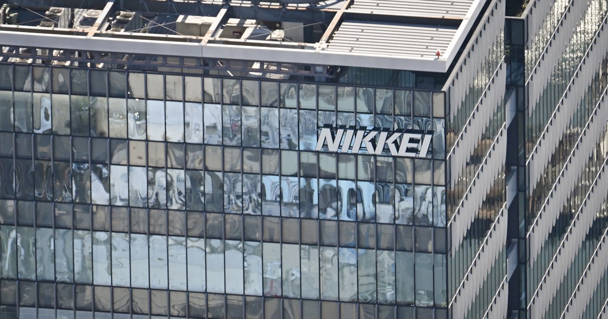 icchi_h's tweet card. 日本経済新聞社は4日、業務の一部で利用しているビジネスチャット「Slack（スラック）」が外部から不正にログインされ、社員や取引先などの情報が流出した疑いがあると発表した。社員の個人保有のパソコンがウイルス感染し、スラックの認証情報が流出。この情報をもとに社員のアカウントに不正にログインしたとみられる。日経は9月に被害を把握し、パスワードを変更するなど対策をとった。流出した可能性のある情報は