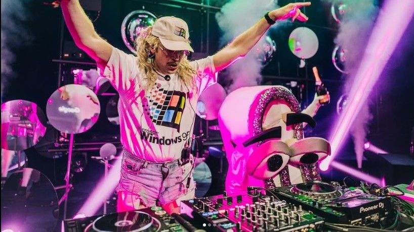 SurfTechIT's tweet card. 'Paperclip' is the new track from Windows95man and you can stream it today