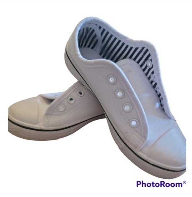 DatPrettyRed's tweet card. Thrift smarter: White canvas shoes girls 2t-5t, from verified 5-star seller. Good condition. Discover amazing secondhand deals daily.