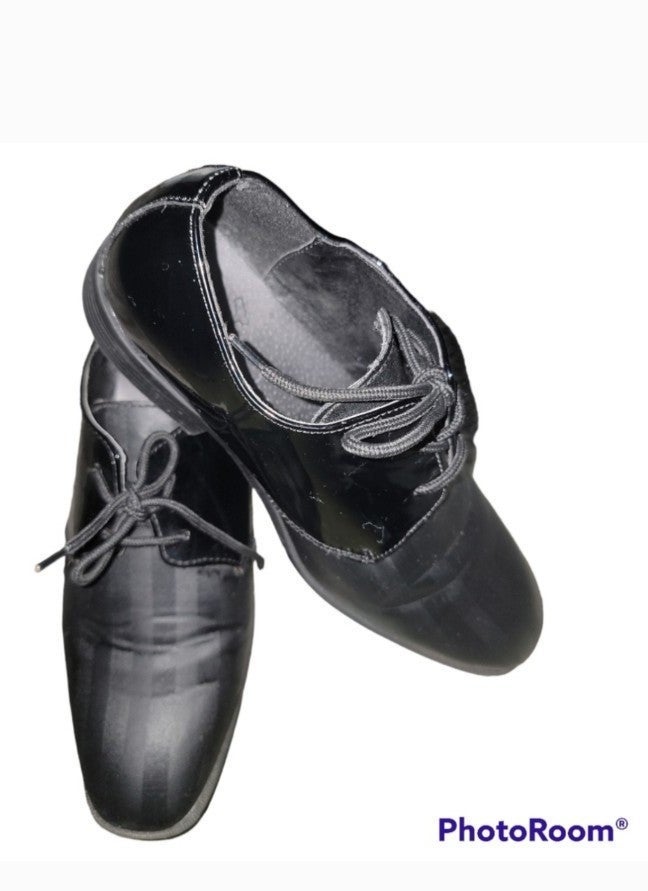 DatPrettyRed's tweet card. Thrift smarter: mens dress shoes oxfords, 12% off from verified 5-star seller. Good condition. Discover amazing secondhand deals daily.