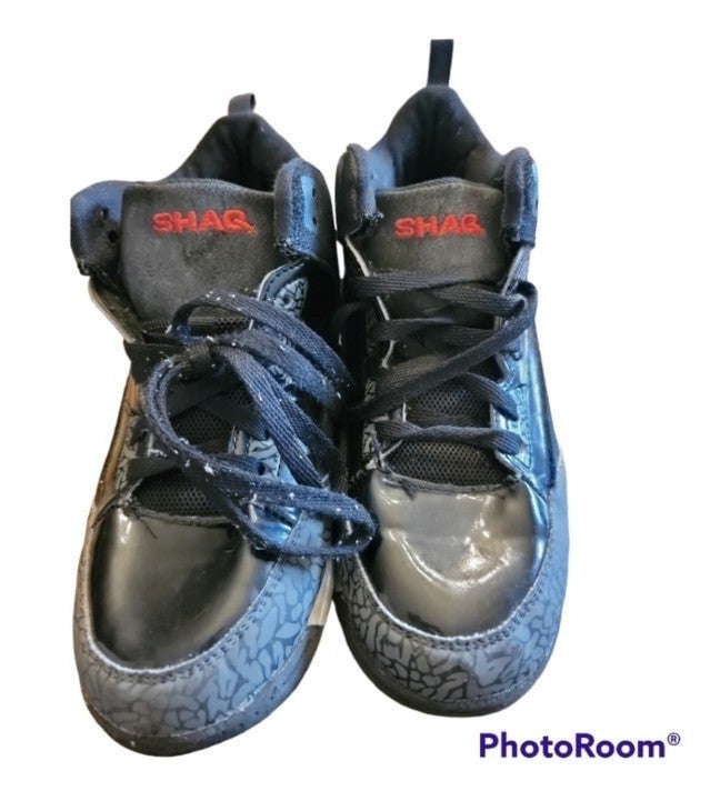 DatPrettyRed's tweet card. Thrift smarter: Shaq Sneakers boys (4+), 1% off from verified 5-star seller. Fair condition. Discover amazing secondhand deals daily.