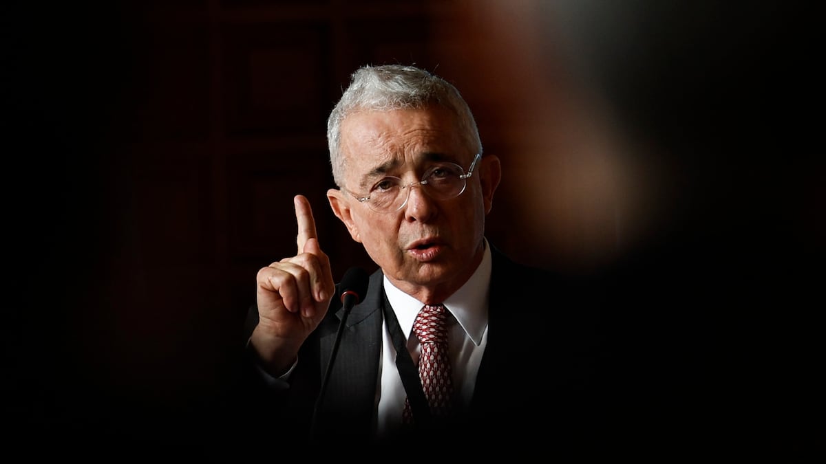 ElPaisAmericaCo's tweet card. El político colombiano es el primer jefe de Estado en la historia moderna del país en ser condenado. La derecha y el partido que lo apoyan aseguran que el caso fue politizado y apelará el fallo