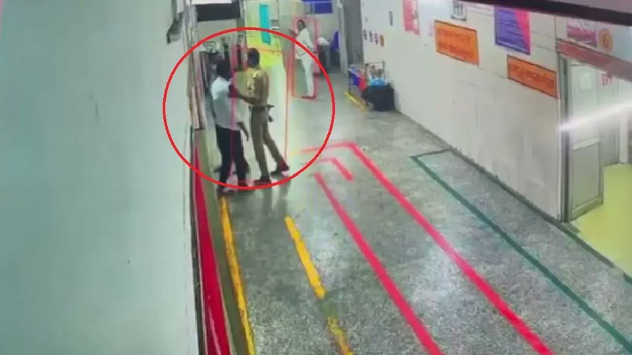 i_m_rustam's tweet card. इटावा में एसएसपी साहब की मांग आधी रात को बीमार पड़ गईं तो इंस्पेक्टर और सिपाही इमरजेंसी वार्ड से डॉक्टर को उठा ले गए. डॉक्टर कहते रहे कि वह इमरजेंसी छोड़कर नहीं जा सकते, लेकिन पुलिसवालों ने उनकी एक...