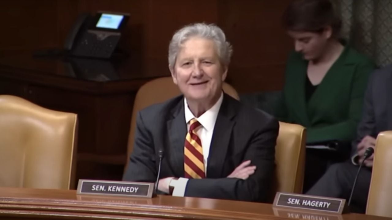 latinus_us's tweet card. "Si tomas a los principales cárteles mexicanos de la droga, los pones de cabeza y los sacudes,...