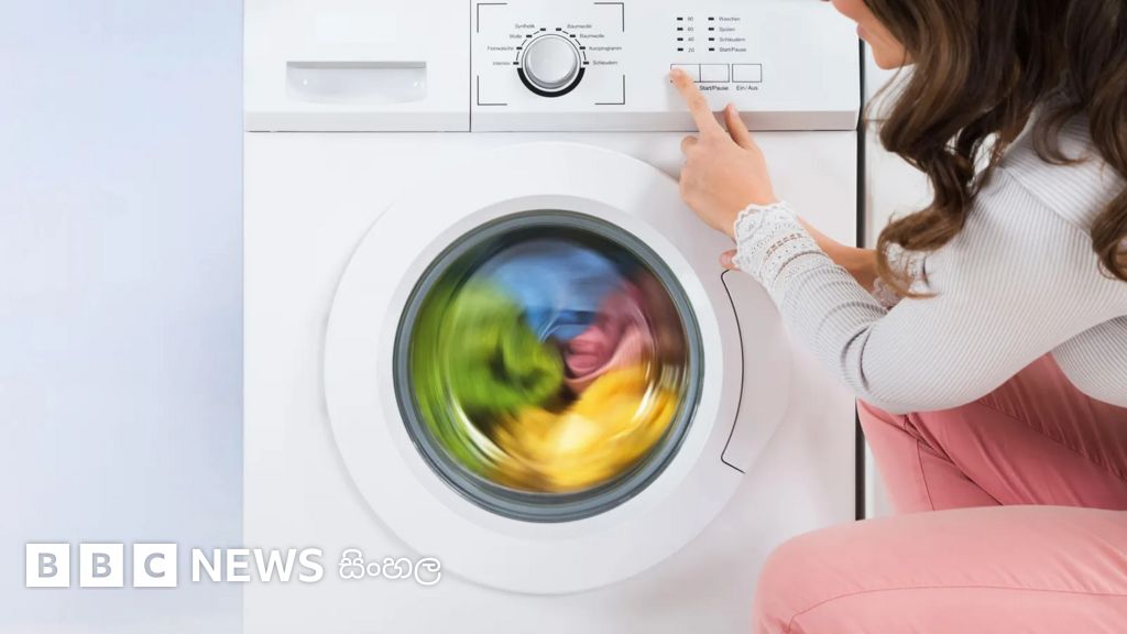 bbcsinhala's tweet card. 2019 වසරේදී මෝස්තර නිර්මාණ ශිල්පිනියක වන ස්ටෙලා මැකාර්ති ඇගේ යට ඇඳුම් පිරිසුදු කරන ආකාරය පිළිබඳව කළ විස්තරයක් නිසා පුවත් සිරස්තල මැවිණි. ඇය ගාඩියන් පුවත්පතට පැවසුවේ: "මූලිකව, ජීවිතයේ ඇති රීතියක්...