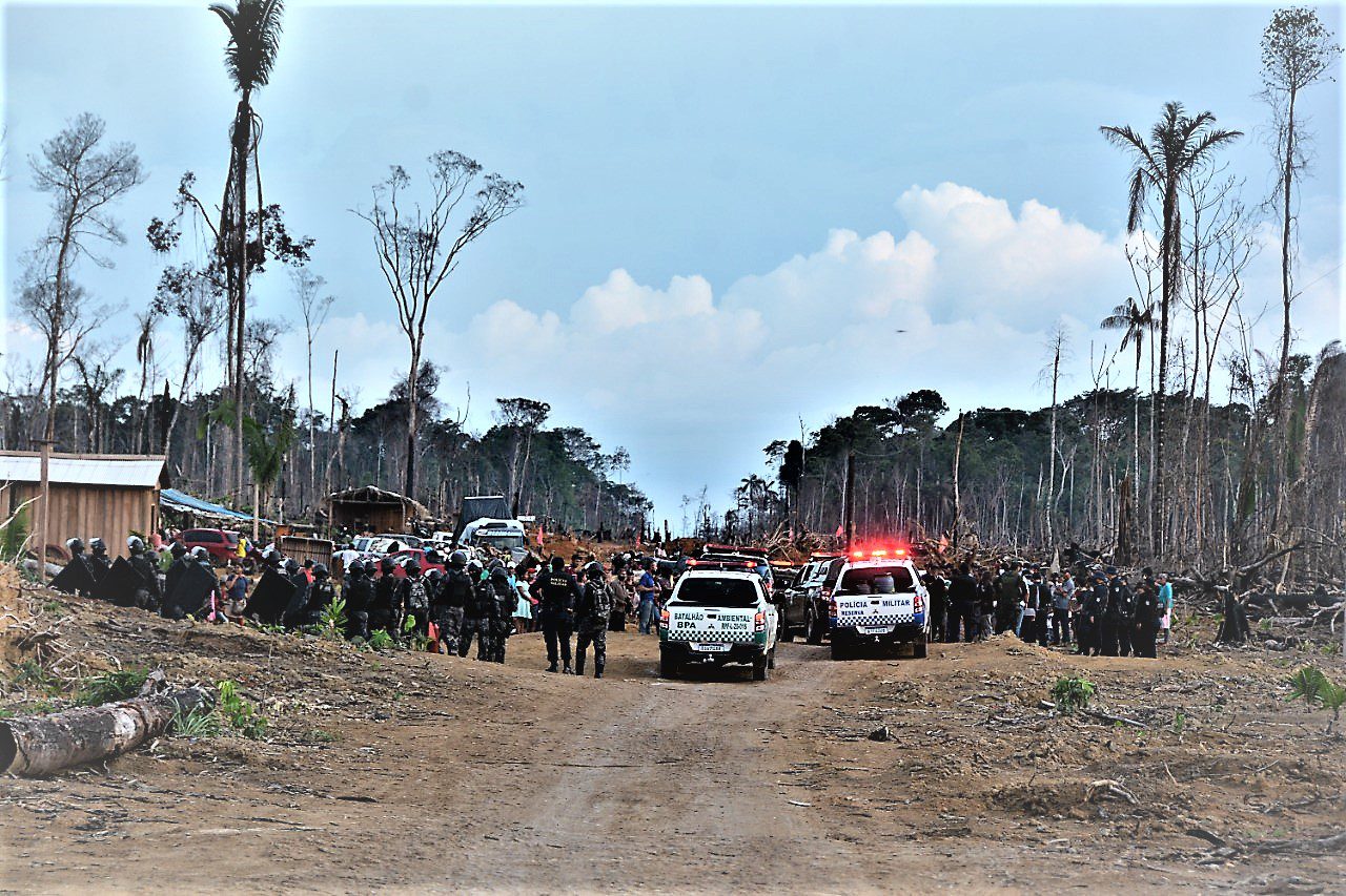 commie_cool's tweet card. Nela, o latifundiário João Martins, admite a contratação de policiais como seguranças dos latifúndios, dentre outras coisas. Disponibilizamos agora o áudio e a transcrição da ligação de AND com João.