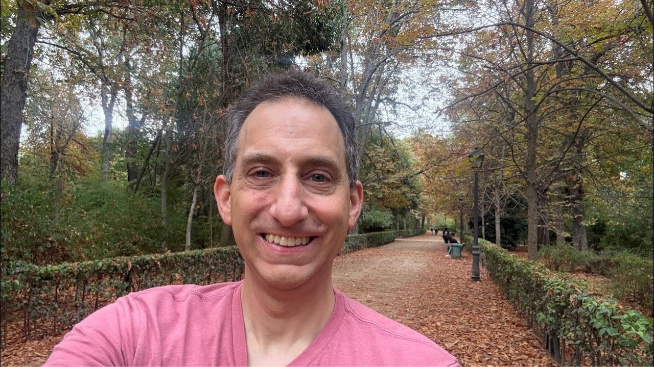 LooknerChannel's tweet card. LIVE at El Retiro Park in Madrid, Spain (Parque del Retiro)