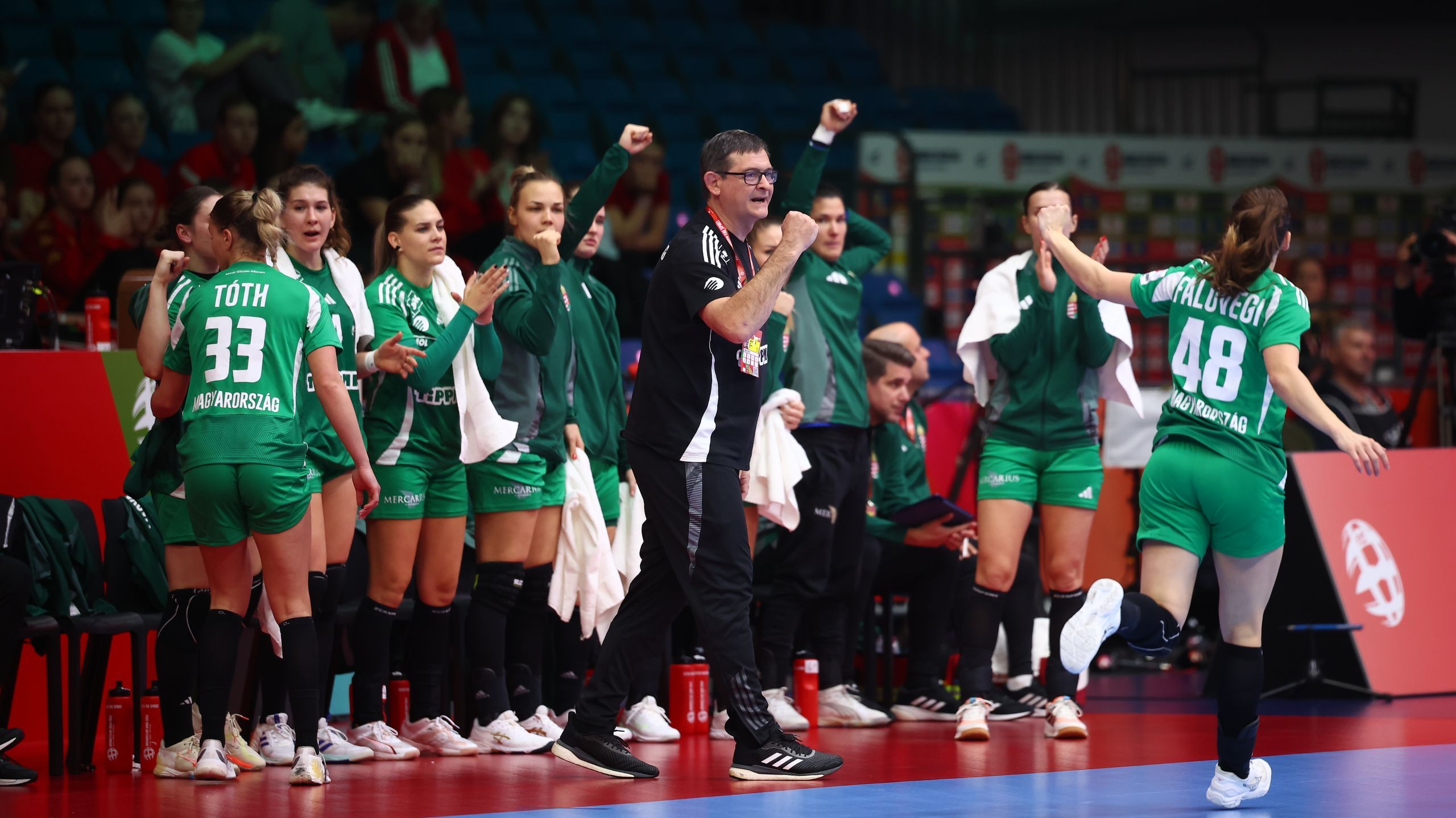 revdani's tweet card. Sorozatban a harmadik mérkőzését is megnyerte a magyar női kézilabda-válogatott az Európa-bajnokságon Debrecenben. Rég volt ekkora esély elődöntőbe jutni!