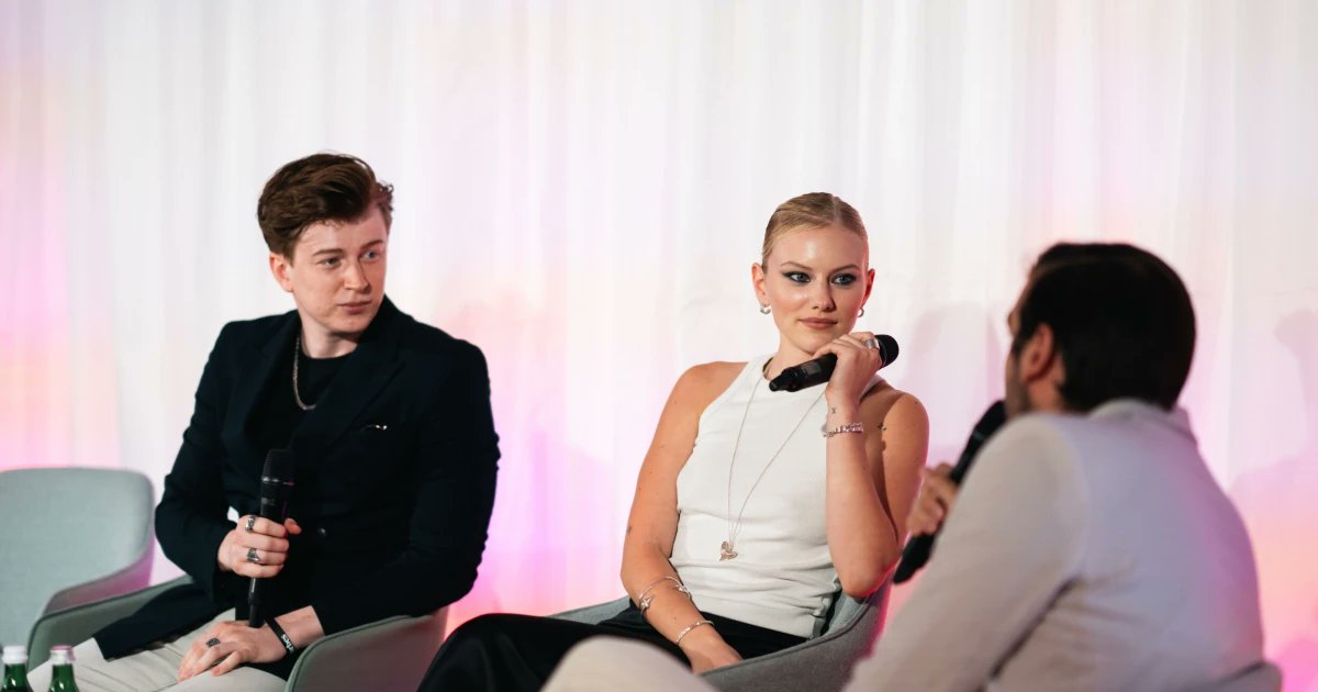 ForbesCesko's tweet card. Adam Mišík a Annet X se ve Varech potkali v debatě, která se točila nejen kolem hudebních festivalů. Řeč přišla třeba i na to, co by měl Karlovarský kraj mladým lidem nabídnout, aby tu chtěli žít.