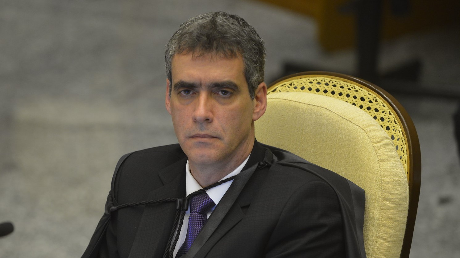 claudio_dantas_'s tweet card. Rogerio Schietti foi membro do MP durante 26 anos e afirmou que "o que está em jogo é a democracia". Ministra Laurita Vaz também reforçou a rejeição da PEC