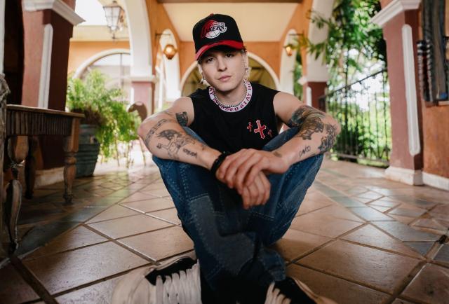 chrisveleznews's tweet card. El cantante lojano presenta D Lejitos, su nuevo sencillo. Su carrera de solista comienza a tomar rumbo | Ocio | Expreso