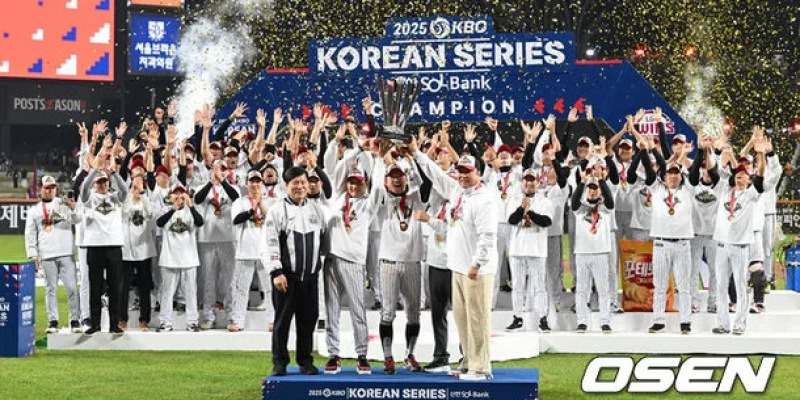 woo0c's tweet card. "5차전에 뵙겠습니다." 잠실에서의 2차전 중계방송을 마치고 관성으로 튀어나온 클로징 멘트였습니다. SBS는 한국시리즈 2차전과 5차전이 생방송으로 잡혀있었거든요. 하고 나니 뭔가 찜찜한 마음이 들었습니다. '엇? 이러면 LG팬들이 싫어하겠는데.' 끝나고 PD들도 제가 악플을 받을까 걱정하더라고요. 다행히 저 클로징 멘트에 악의를 가지고 저를 대하시는 L