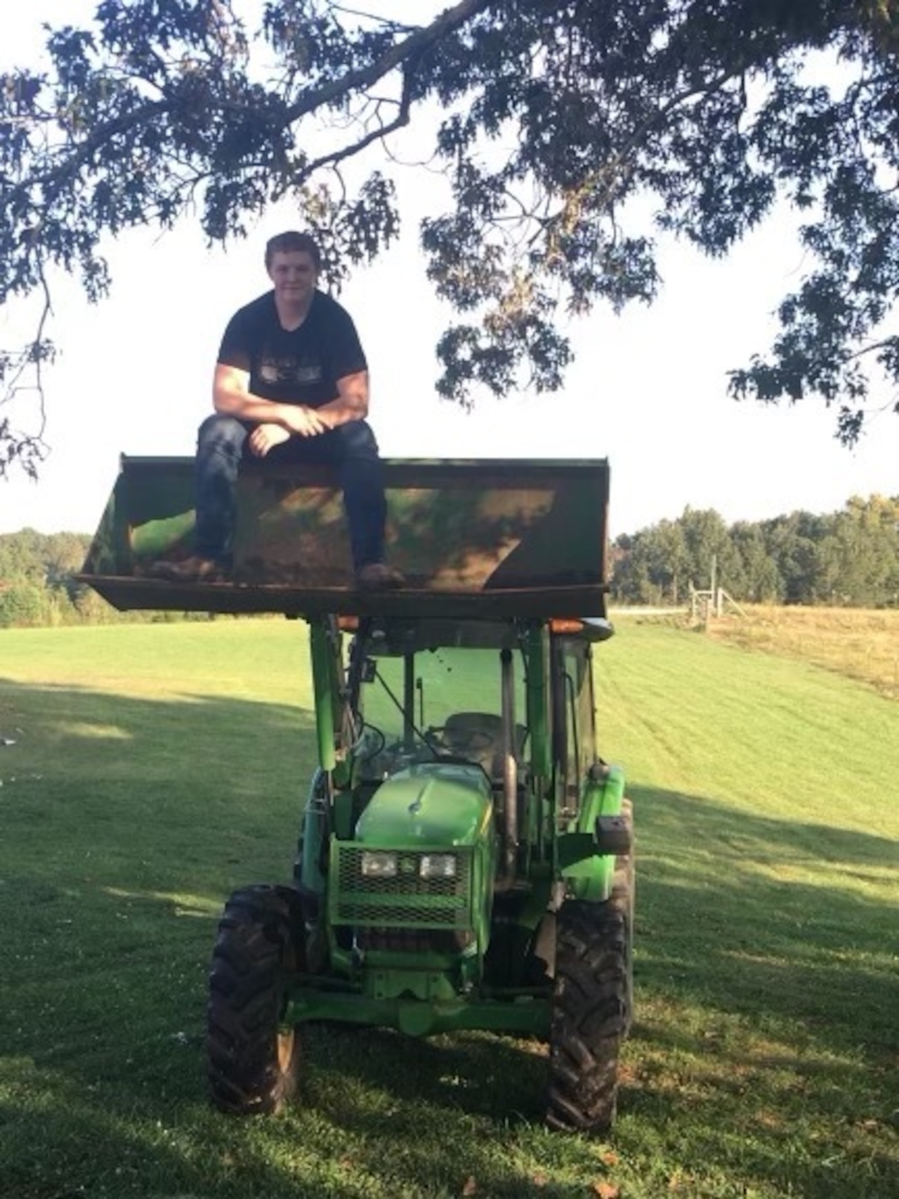 SeigiDesign's tweet card. The complaint alleges John Deere has created a monopoly in violation of the federal Sherman Antitrust Act