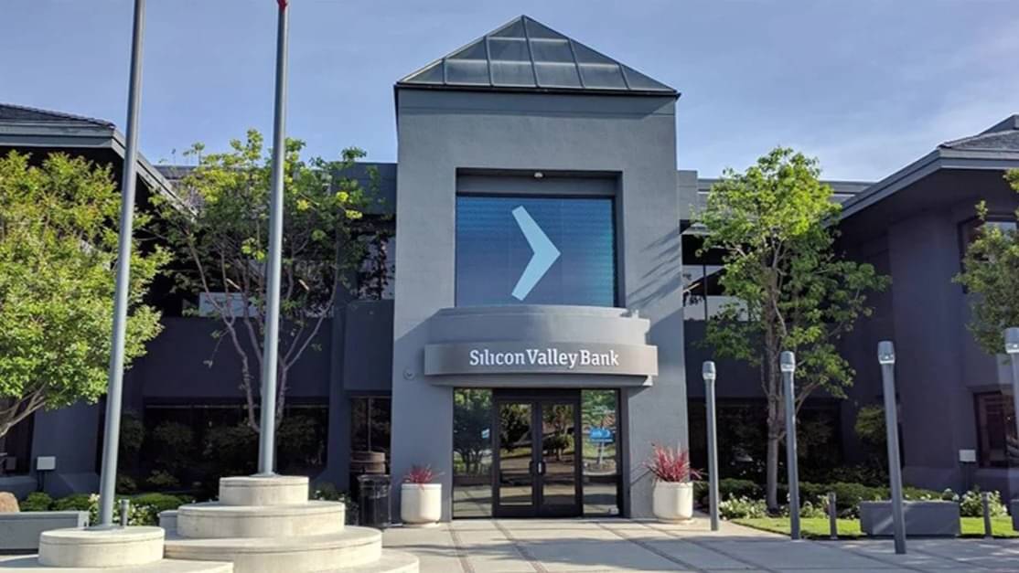 RepublicBiz's tweet card. The bankruptcy restructuring plan includes establishing a trust to pursue litigation against the US Federal Deposit Insurance Corporation.