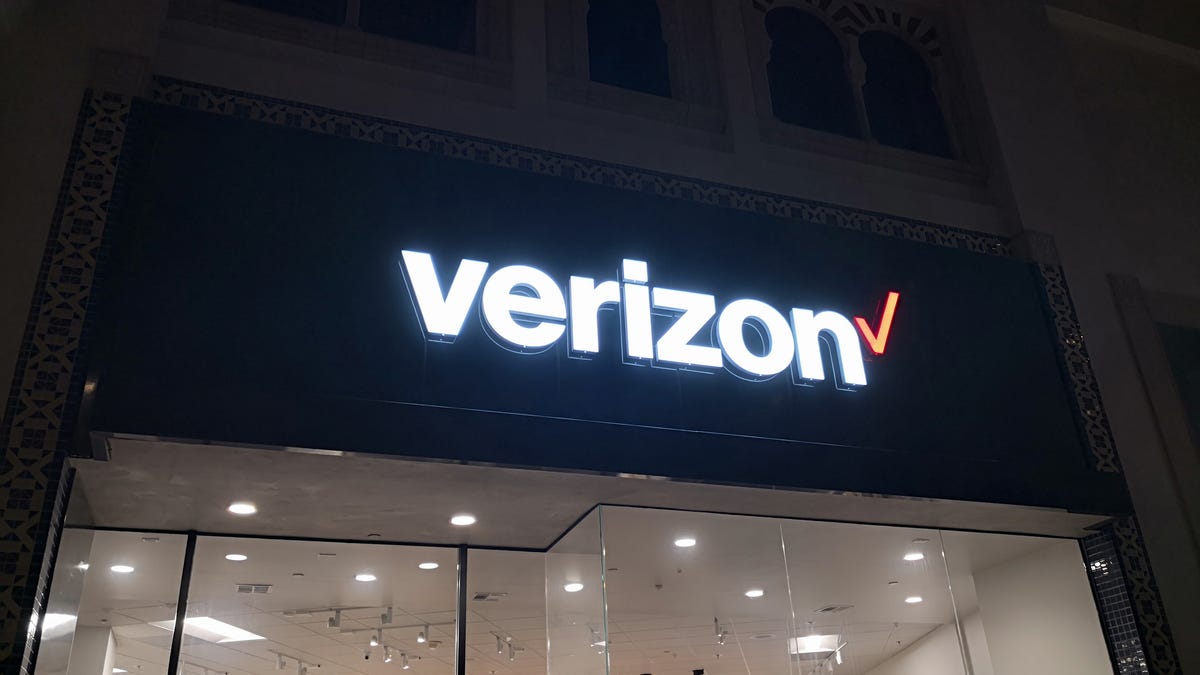 TelecomHum's tweet card. Once upon a time, working in a phone store was relatively lucrative. No more. That's why this Verizon salesman just quit.