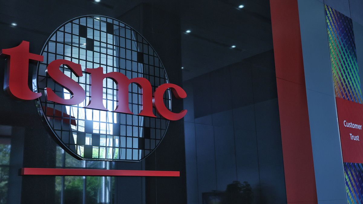 stormmedia_jp's tweet card. TSMCアリゾナ工場は、アメリカが半導体製造に再び力を入れる重要な節目とみなされている。しかし、TSMC第3四半期の季報によれば、アメリカ子会社の単季利益は4100万台湾ドルにとどまり、前季の42.32億から大幅に縮小。テクノロジーメディア〈《Wccftech》〉は、アメリカ工場の運営コストが上昇し、その結果、利益が大幅に減少したことが「メイド・イン・アメリ......