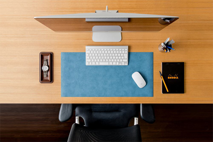 digiup_scansnap's tweet card. ドケットストア店主・山下義弘氏が、ワークスペースをカラーで区切る「THE DESKMAT」をご紹介。大きなマウスパッドのように使えて、メモを書いたり押印したりにも便利です。