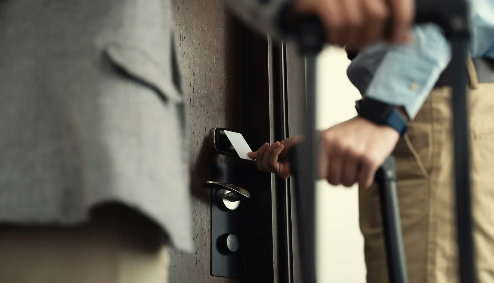 skadiJiJi's tweet card. Digital transformation in hotels is revolutionizing guest experiences, enhancing operational efficiency, and improving hotel competitiveness with innovative technologies like NFC cards.