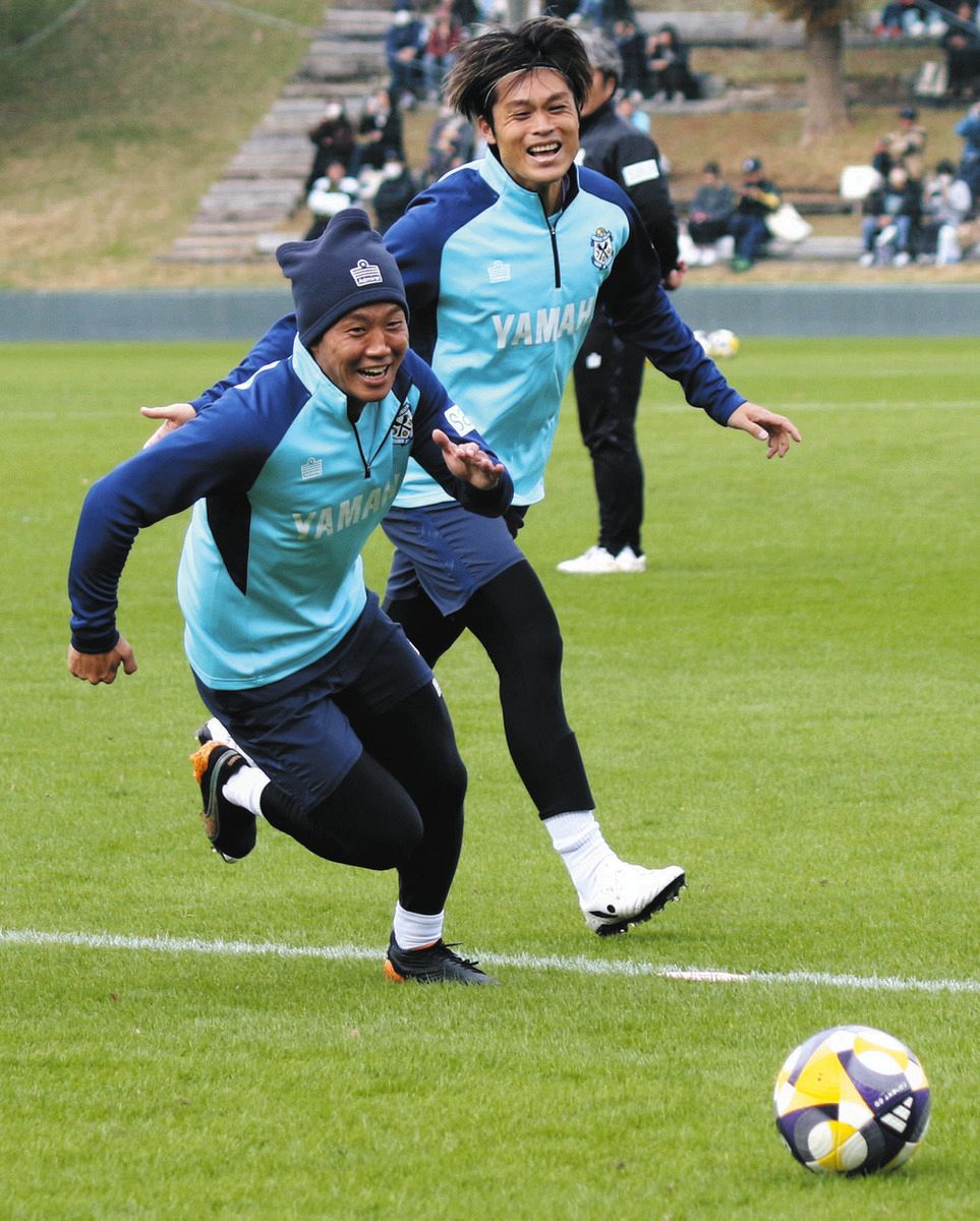 chunichi_tokai's tweet card. サッカーＪ２ジュビロ磐田のＭＦ為田大貴（ひろたか）選手が足の故障から復帰し、全体練習に合流している。直近４戦欠場中にチームは４バックか...