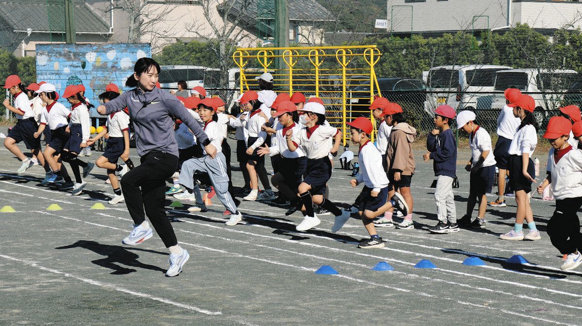 chunichi_tokai's tweet card. 2016年リオデジャネイロ・パラリンピック陸上女子400メートル銅メダリストの辻沙絵さん（31）＝東京都＝が14日、湖西市知波田小学校...