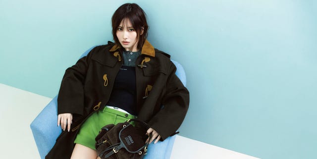 HarpersBazaarJP's tweet card. 【Sponsored】#ミュウミュウ の新作ホリデーコレクションをまとった #TWICE #MOMO の軽やかな着こなしをチェックして、ウィンターシーズンのワードローブをアップグレード。