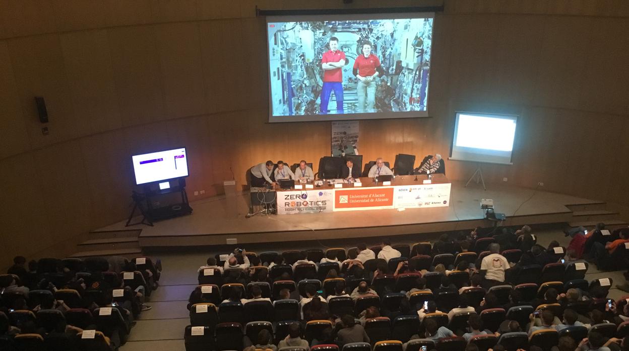 ZeroRoboticsSp1's tweet card. Una de las pruebas es moverse por el espacio y el concurso llega por primera a España, a la Universidad de Alicante