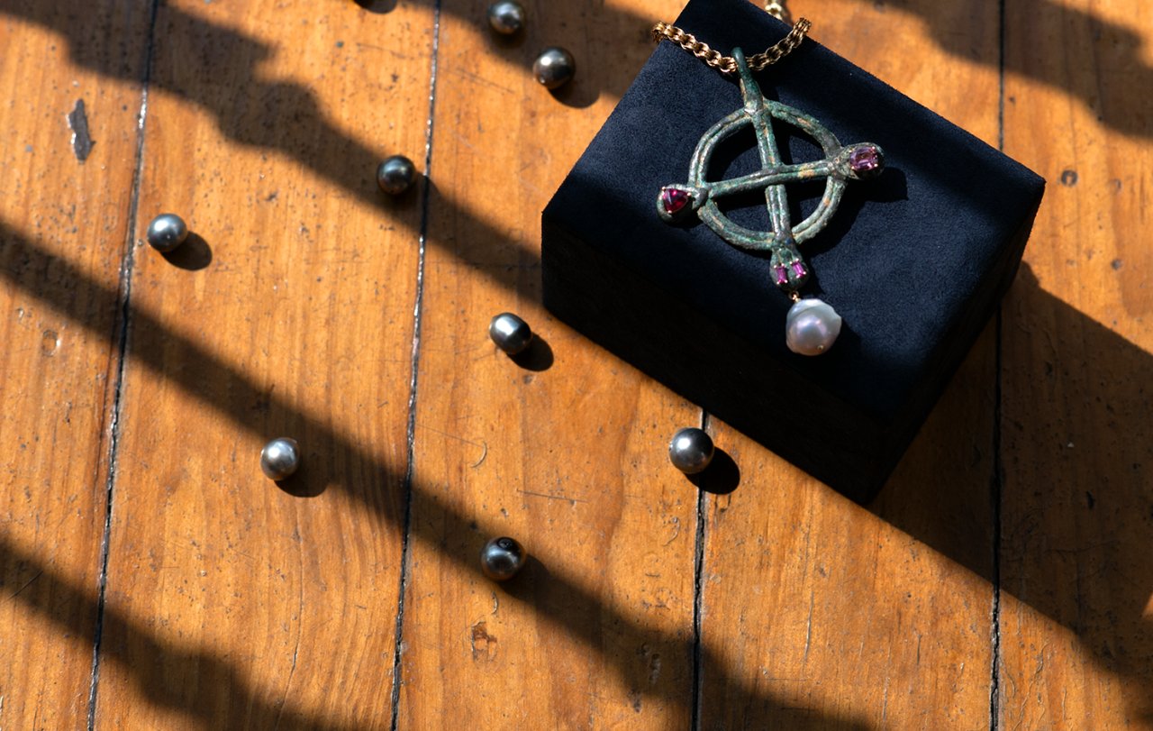 ArtsCollections's tweet card. A rare collection blending rare ancient artefacts with modern gemstones previews at M.S. Rau in New Orleans then an NYC Jewelry Week launch