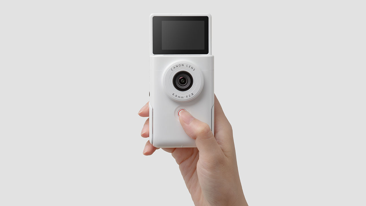 PronewsEditor's tweet card. キヤノンマーケティングジャパンは、初めてカメラを使用するユーザーでも気軽に本格的な動画撮影を楽しめるVlogカメラ「PowerShotV10」のホワイトモデルを11月下旬に発売する。価格はオープン。参考価格は税込59,950円。「PowerShotV10」は、コンパクトかつ高画質・高音質を実現したVlogカメラ。片手でも使いやすい縦型デザインと、分かりやすくシンプルなUI（ユーザーインターフ...