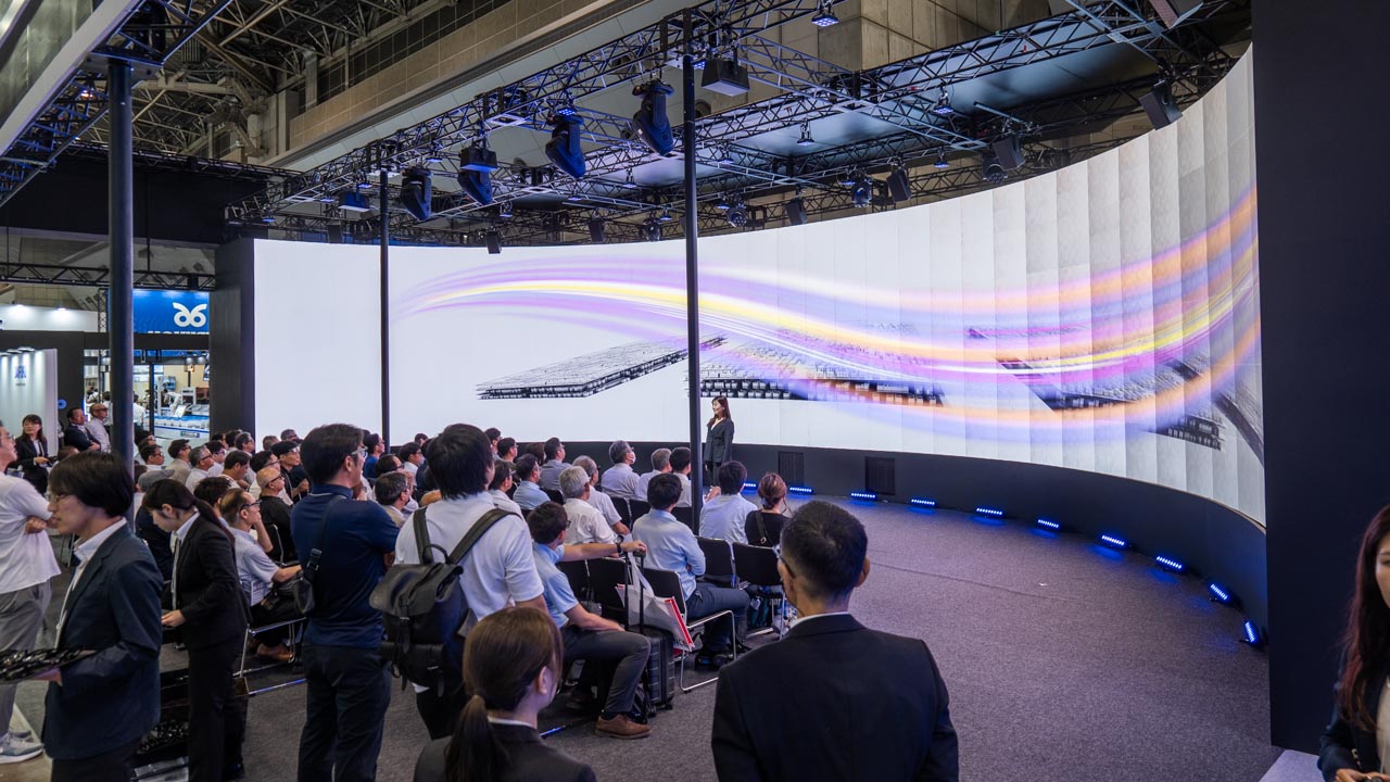 PronewsEditor's tweet card. 国内展示会初となる没入型3Dシアターをブース内に導入最新の物流機器やシステム、情報が集まる展示会「国際物流総合展2024」が9月10日より東京ビッグサイトにて開会した。東1～8ホールを使って過去最多となる580社の出展や団体/3,241ブースを集めて開催した。展示会場は2年に1度開催する｢物流の祭典｣といった感じで、ロボットやAIに関する興味深い展示が多かった。国際物流総合展2024の展示会...