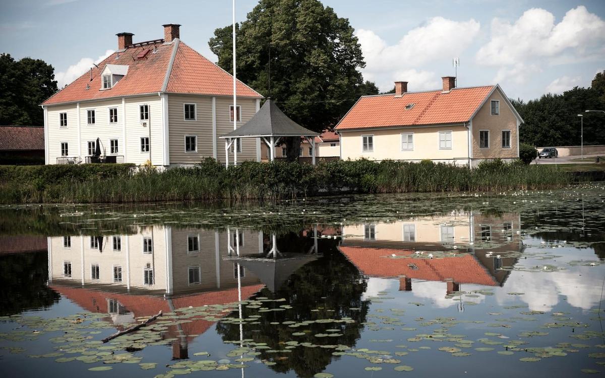 HkanBostrm's tweet card. Den rigida tolkningen av EU:s vattendirektiv som svenska myndigheter gjort hotar att vanställa kulturlandskapet och torka ut en mängd sjöar när massor av mindre dämmen och kraftverk hotas av rivning.