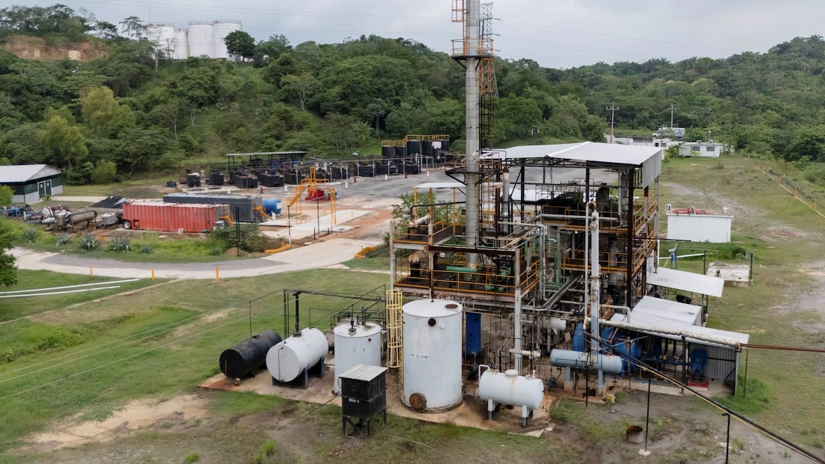 ALTOIMPACTO1's tweet card. Los combustibles de procedencia ilegal están inundando el consumo doméstico, creando pérdidas multimillonarias y un problema de seguridad con EE UU