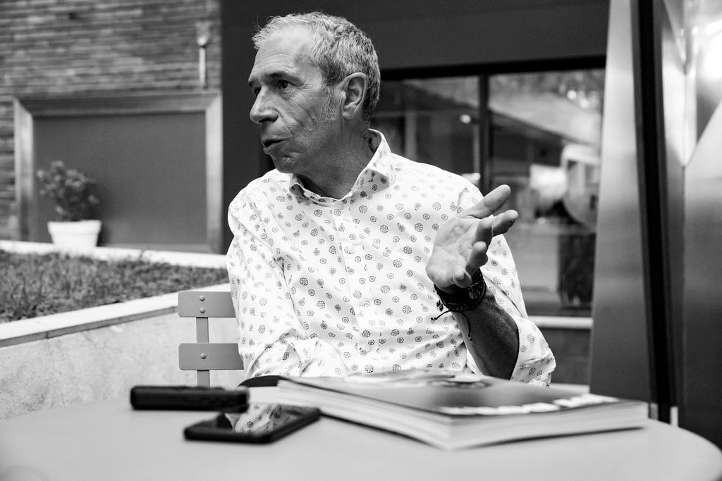 andrescanovas's tweet card. Escuchas a Carlos de Andrés (Barcelona, 1965) y se te vienen a la cabeza tardes de julio con olor a Tour, ataques a la desesperada y esa familiaridad que