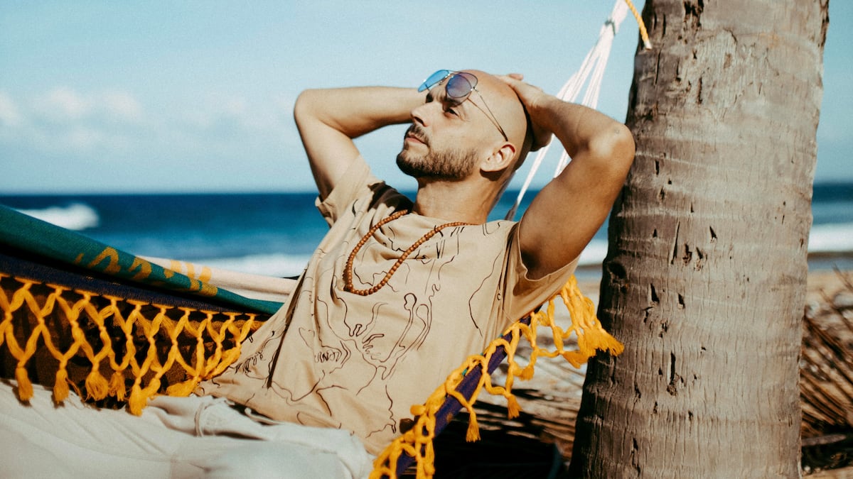 ElNuevoDia's tweet card. El cantautor boricua prepara “algo bien bonito” para celebrar sus 20 años de trayectoria