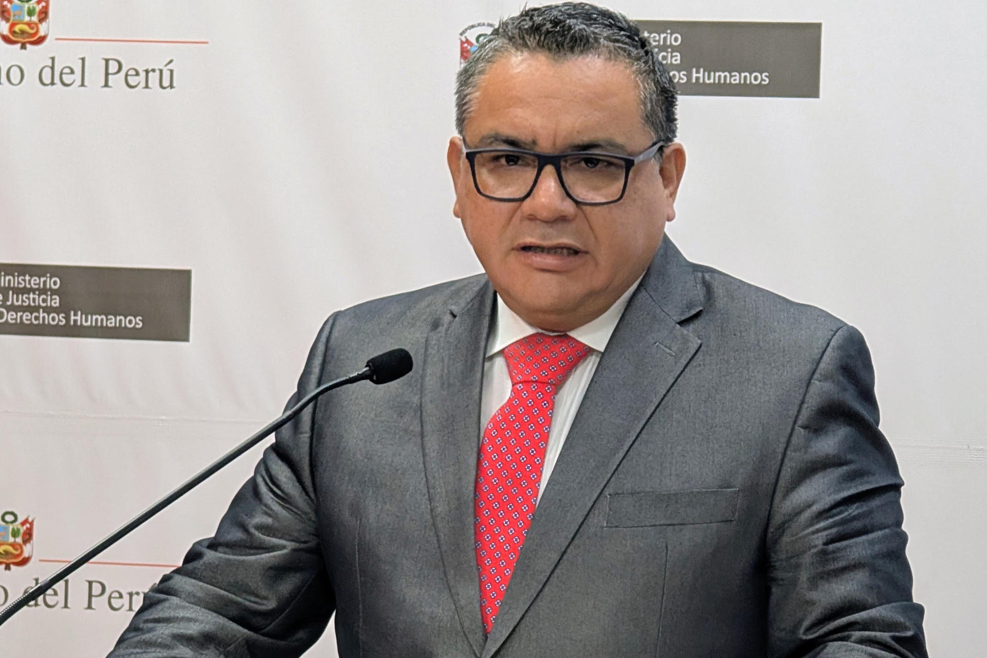 diaplazajuarez's tweet card. El polémico exministro del Interior y de Justicia Juan José Santiváñez, investigado por presunto tráfico de influencias, postulará al Senado en 2026 por el partido conservador Alianza para el...