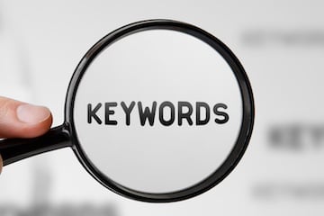 siennawebdesign's tweet card. "Keyword stuffing" is a discarded optimization tactic. Leaked Google documents suggest otherwise.