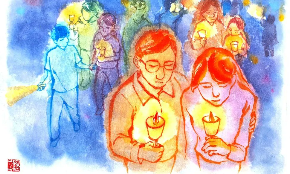 hanitweet's tweet card. 온 가족이 모이는 명절은 자살 유가족에게 가장 힘든 시기 중 하나다. 모두가 모여 웃는 자리에 고인의 빈자리가 유독 크게 느껴지기 때문이다. 이와 같은 이유로, 미국의 추수감사절을 앞둔 11월 셋째 주 토요일은 ‘세계 자살 유가족의 날’(Internatio