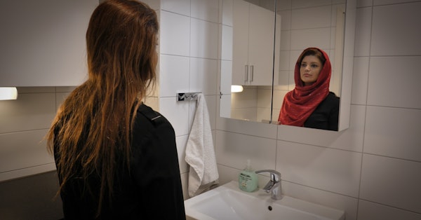 ansari_elmira's tweet card. Under drygt ett år har kvinnor i Iran spridit videor på sig själva utan slöja som en protest mot lagen som tvingar dem att täcka sitt hår. Flera har gripits och bestraffats. Några har lämnat landet...