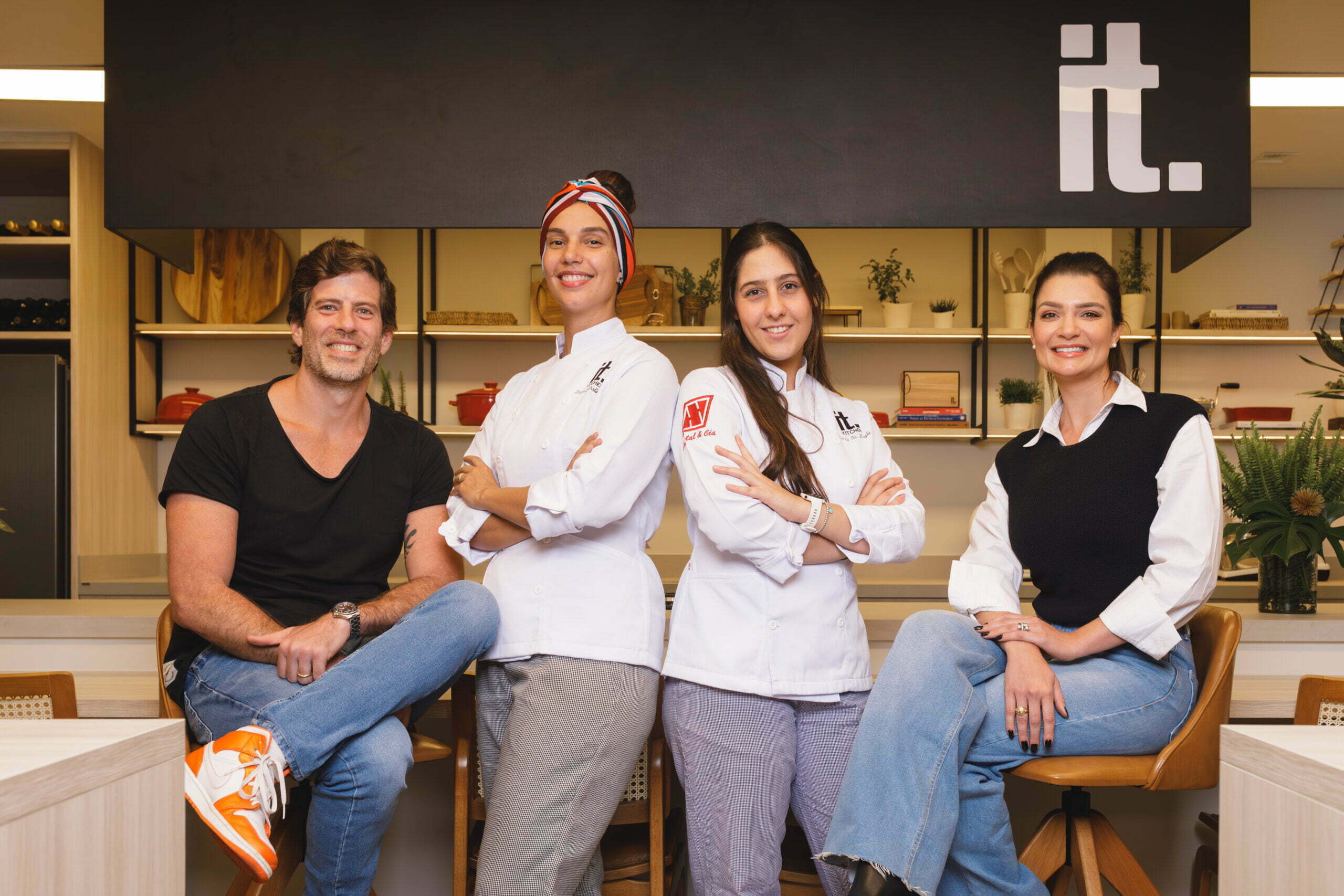 ProjetoDraft's tweet card. Cozinhar demanda foco e, quando em grupo, um trabalho afinado em equipe. A ex-MasterChef Izabela Dolabela, o marido e duas sócias estão à frente do it.kitchen, que adapta a dinâmica e as lições da...