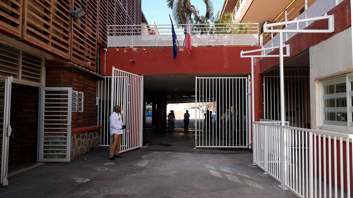 david_rachline's tweet card. Cela fait plusieurs années que les salaires des professeurs contractuels connaissent des retards à Mayotte. Mais cette fois, depuis la rentr