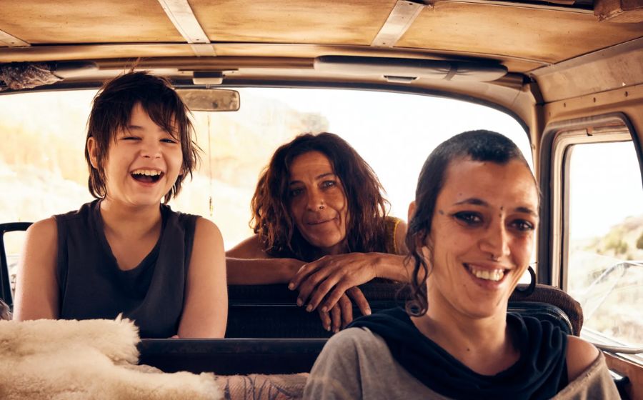 llegirpuntcat's tweet card. La pel·lícula d'Oliver Laxe porta al desert del Marroc un pare que busca la seva filla entre un grup d'assistents de festivals de música electrònica