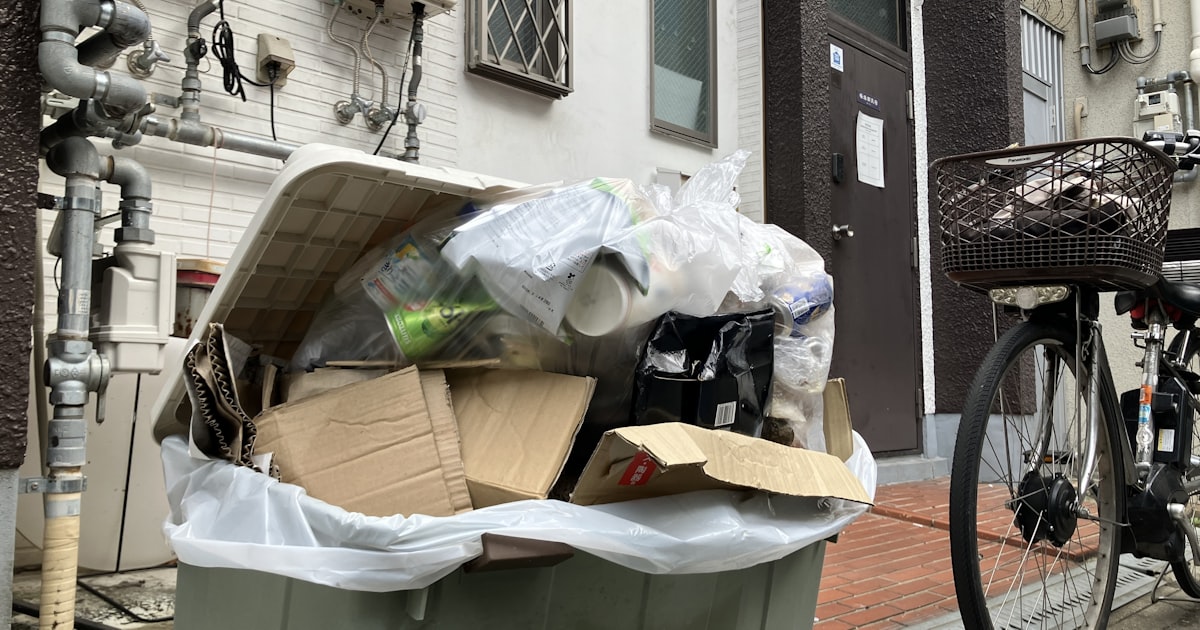 nikkei's tweet card. 観光庁は無届けで営業するといった違法民泊を予約サイトから排除するシステムを構築する。政府の経済対策に民泊への対応強化を盛り込み、2026年度早期に運用を始める。民泊を巡っては利用者と住民との間であつれきが一部で生じており、国として対応を急ぐ。民泊には住宅宿泊事業法（民泊新法）、国家戦略特区での特区民泊、旅館業法の簡易宿所による営業の3つの種類がある。担当する官庁が別々で、異なるシステムでデータ