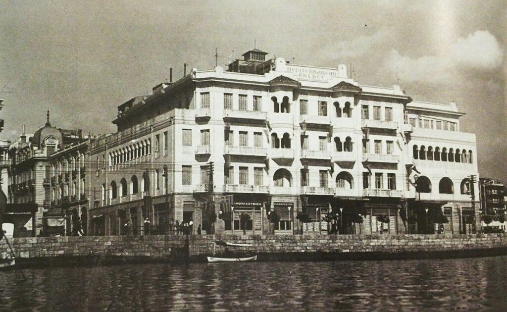 parallaximag's tweet card. Από τα ιδιωτικά πανδοχεία, τα καραβάν σεράι και τα χάνια στα πρώιμα πανδοχεία και τα σύγχρονα ξενοδοχεία