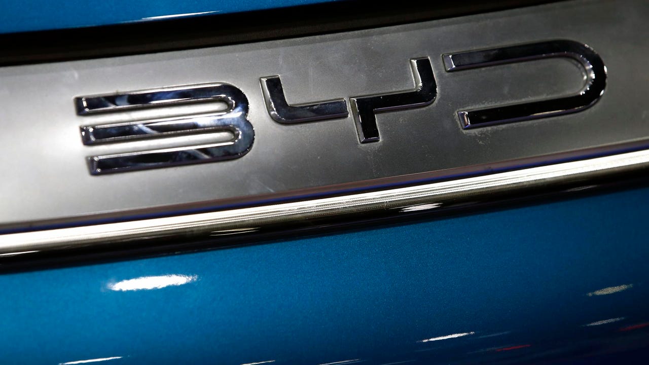 automercadillo's tweet card. BYD, el mayor fabricante mundial de vehículos eléctricos, prepara el lanzamiento de dos nuevos modelos híbridos y da un nuevo paso en la guerra de precios en el sector.