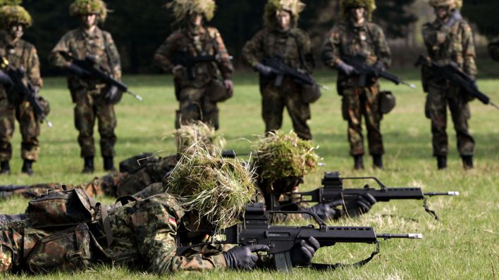 rbb24's tweet card. 5000 Freiwillige will Verteidigungsminister Boris Pistorius zukünftig pro Jahr für den Wehrdienst rekrutieren. Dabei helfen soll ein Fragebogen. Marcus Faber von der FDP will auch Frauen dazu...