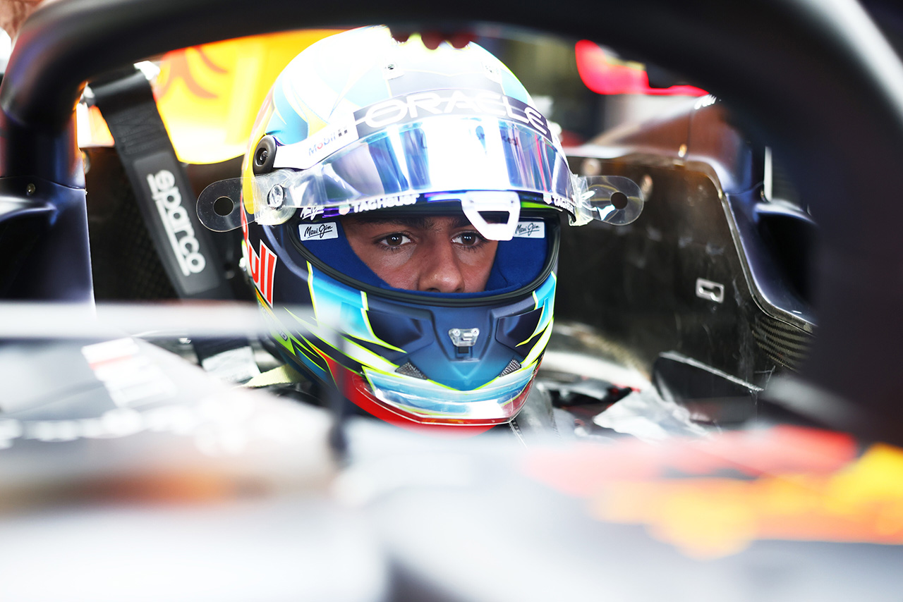 AUTOSPORT_web's tweet card. 　2025年シーズンのF1の最終戦である第24戦アブダビGPでは、金曜日のフリー走行1回目に5人のルーキーがコースに登場する予定で、各チームは若手ドライバーに走