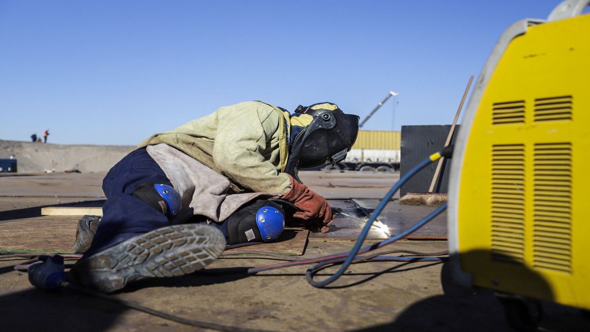 MasEnergiaLMN's tweet card. Contrataciones, facturación en alza y mayor presencia en Río Negro transforman a los proveedores locales en plena mega obra.